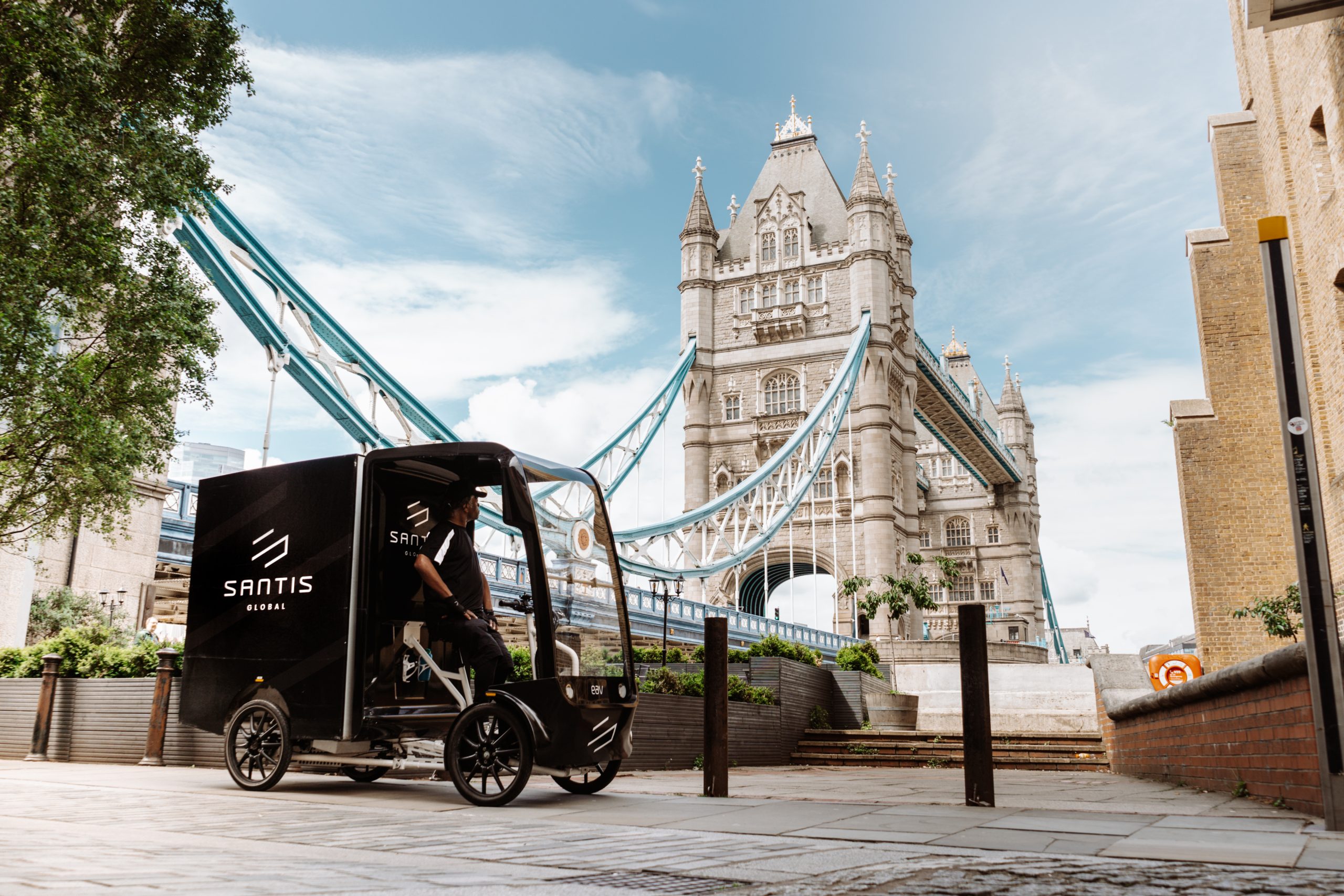 Santis Global ecargo bike in front of London Bridge